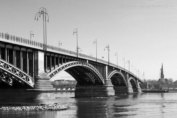 Mainz: Theodor-Heuss-Brücke - Bild Nr. 201104020939
