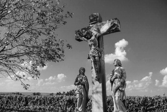 Kreuzigungsgruppe vor der Klausenbergkapelle - Bild Nr. 201409163697